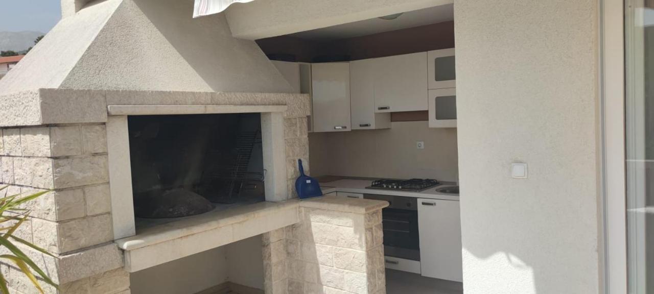 Happy Basset Terrace Apartment Makarska Exterior photo