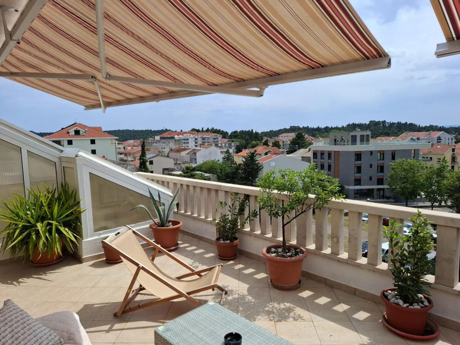 Happy Basset Terrace Apartment Makarska Exterior photo